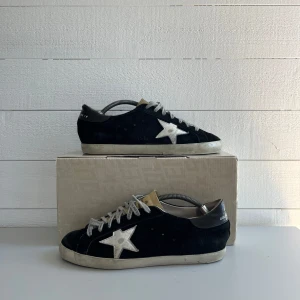 Golden Goose Sneakers - Golden Goose Sneakers | Bra skick | Perfekta till sommaren | Box medföljer vid köp | PLUGMANIA👟