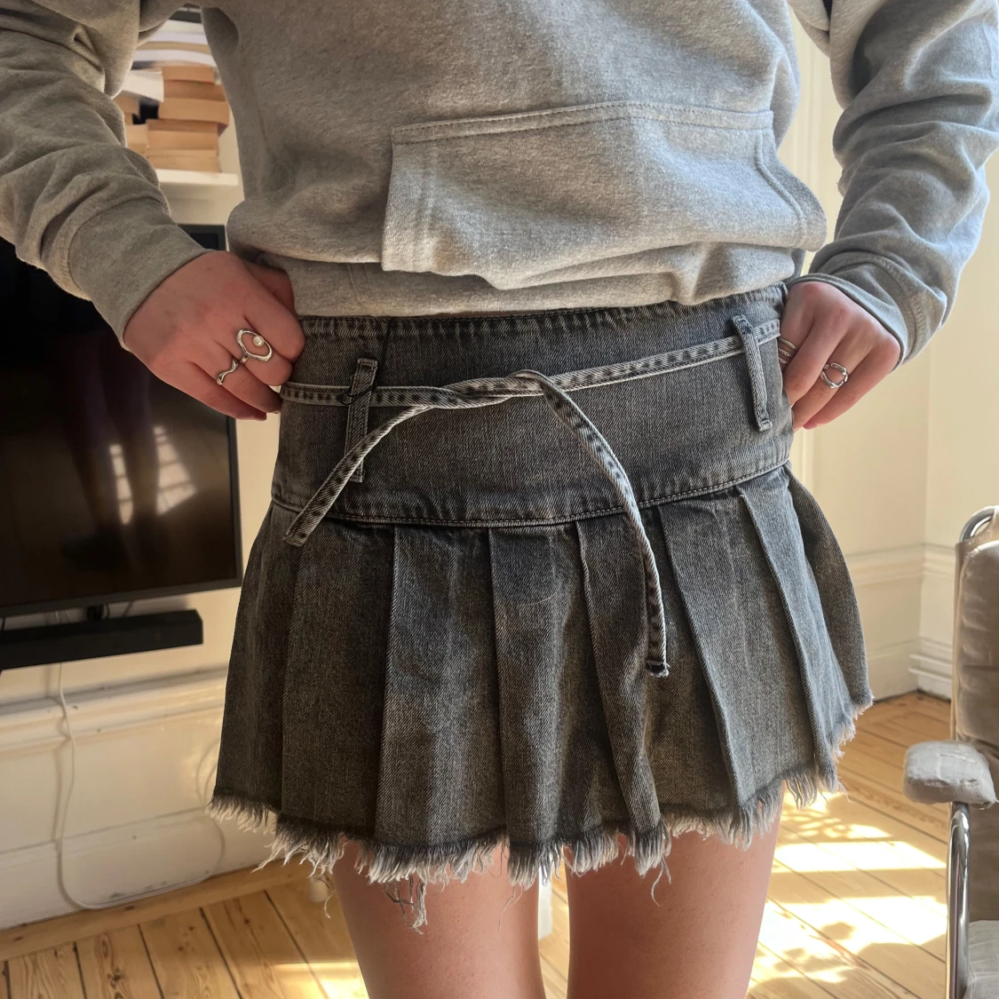 Grå jeanskjol volang