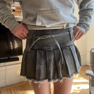 Grå jeanskjol volang - Skitsnygg jeanskjol från subdude, midjemått runt hela midjan 80, prislapp kvar💕💕