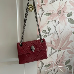 Röd Kurt Geiger väska  - Säljer min sjukt snygga Kurt Geiger väska! Den är i jättefint skick, förutom att den tappat ena "ögat". Men de är en sån liten detalj som man knappt märker av. ❤️❤️