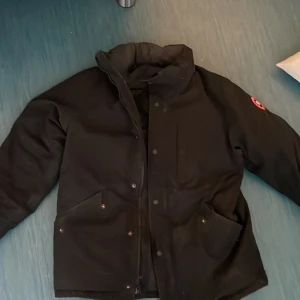 Canada  goose obs läs 👇 - Trasig kedja se bild 3 kan säkert lagas annars bra skick hämtas i Västerhaninge tar endast kontanter 