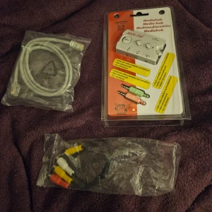 Ljudswitch högtalare/headset o nätverk kabel o tv kabel - Nytt I förpackningen  Växla mellan headset och högtalare utan att lossa kablar på baksidan av datorn • Enkelt att nå alla ljudkortsanslutningar • Anslutningar för högtalarset, hörlurar och mikrofon • Volymkontroll Perfekt för dig till dator   Nätverk kabel nytt Tv kabel nytt Passar till allt.