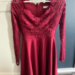Vinröd spetsklänning från Goddiva - En superfin kort bal klänning, endast använd 1 gång. Ny pris 800kr st XS💕