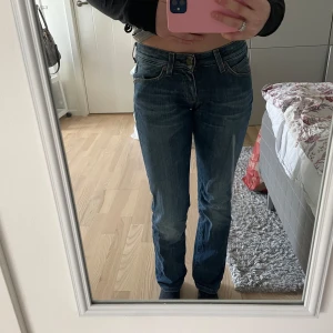 Blå jeansbyxor från Lee - Säljer ett par jättesnygga jeans från Lee. De är raka i benen/lite bootcut. De är absolut lägmidjade och jättesköna. Säljer då de tyvärr inte kommer till användning!💗🫧☀️🪽⭐️