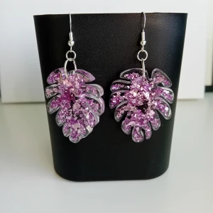 Egentillverkade örhängen gjorda i resin/epoxy - Egentillverkade örhängen gjorda i resin/epoxy. Öronkroken är nickelsäker och aldrig använda. Längd ca 5cm långa