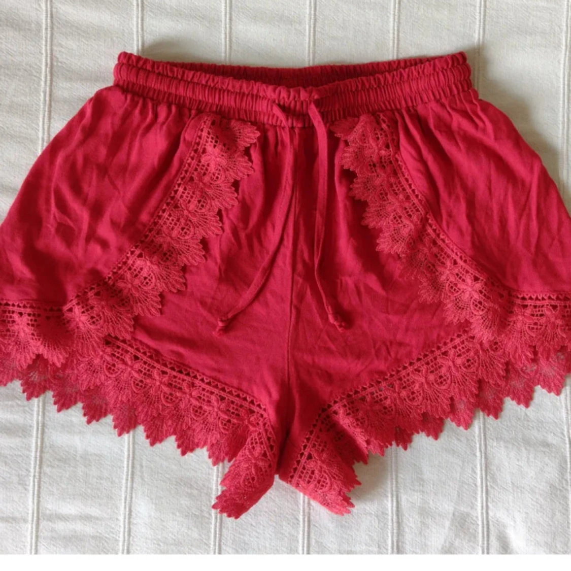 Röda shorts med spetsdetaljer - röda spetsshorts
