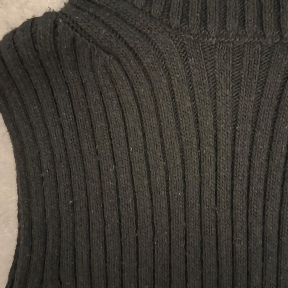 Svart ribbad ärmlös polotopp från H&M - 1