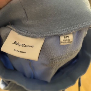Ljusblå velourbyxor samt svart luvtröja från Juicy Couture - Säljer ett superfint Juicy Couture i barnstorlek 8-9 år  • Babyblå byxor, klassisk Juicy-stil 400 kr  • Svart luvtröja med Juicy Couture-tryck (obs: lappen är bortklippt av min dotter, men storleken är 8-9 år) 400 kr  Båda plaggen är i mycket fint skick och sparsamt använda.