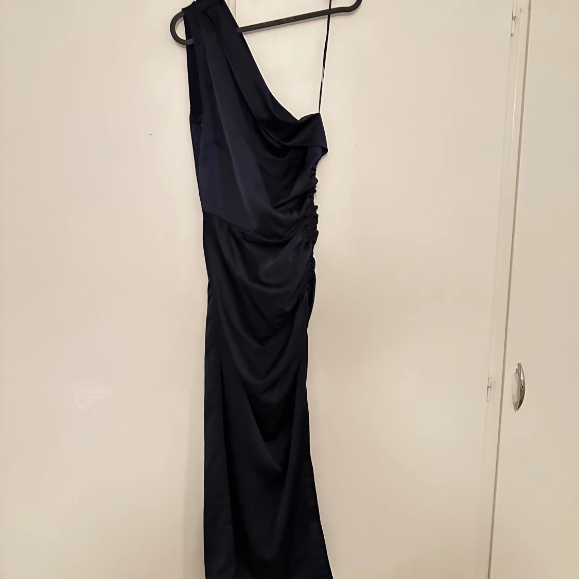 Marinblå långklänning med oneshoulder