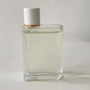 Burberry her Eau de toilette - Säljer denna för att jag beställde fel parfym, men luktar jätte gott, perfekt för dig som gillar blommiga och tidlösa dofter.