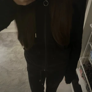 Velour set - Använt några gånger, köpte på Gina. Storlek xs på tröjan och xxs på byxorna. Har sytt upp byxorna för de var för långa. Är själv 152 cm ungefär. Kan sälja byxorna och tröjan separat om man vill de, pris kan diskuteras.