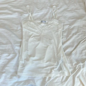 Vit spetstopp - Säljer en vit spetstopp från Amisu! Plagget är storlek S och sitter bra på mig som bär xs/s 🩷