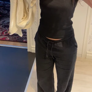 Svarta linnebyxor från Gina Tricot Y - Säljer en svarta linnebyxor från Gina Tricot. Vida ben, sidofickor och resår i midjan med knytning framtill. Slutsåld på ginas hemsida. Nypris 300kr. Storlek 158/164 men passar även XS. 