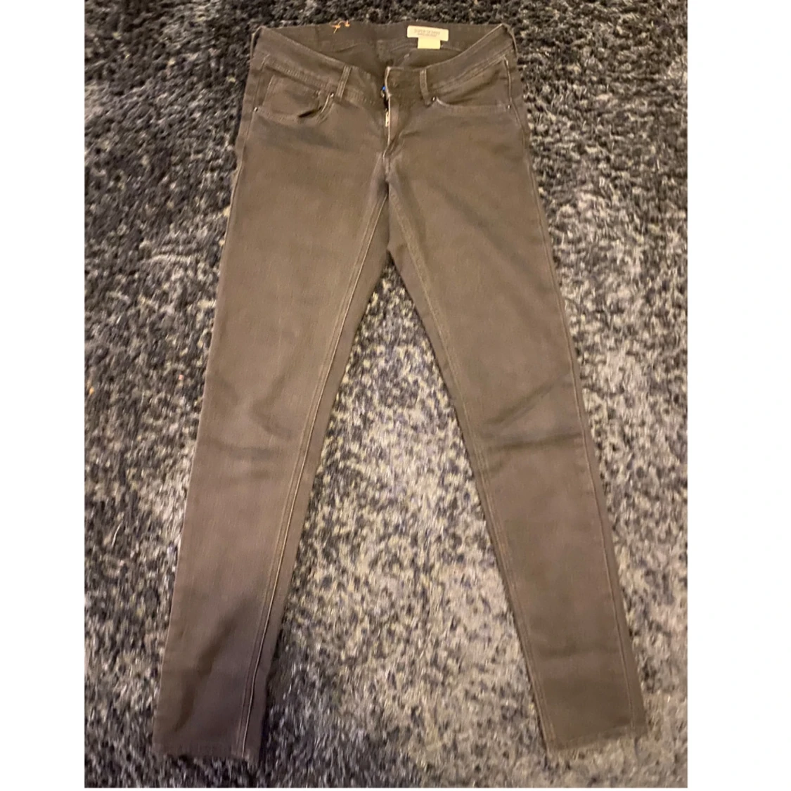 Grå super skinny jeans med låg midja