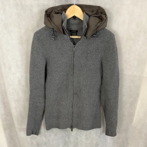 Massimo dutti cardigan  - Fint skick utöver två hål som är lagade, i princip osynliga vid användning. Modellen är 185 och bär M, sitter som S
