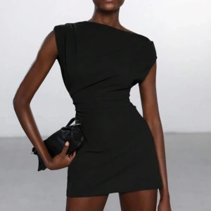 Svart asymmetrisk klänning - Helt ny svart asymmetrisk klänning i Stl S, tyvärr för liten. Skulle säga att den är liten i stl 🙌🏼