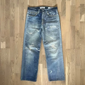 Our Legacy Digital Denim Print - Riktigt schyssta byxor från Our Legacy, strl 31/32. Italiensk denim, dessa är third cut. Tillverkad med trompe l'oeil vintage denimtryck som ger intrycket av ett väl slitet par. I väldigt bra skick/ som nya.