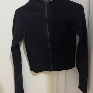 Tränings tröja  - En tränings tröja i stl S som aldrig är använd säljs för 100 kr.