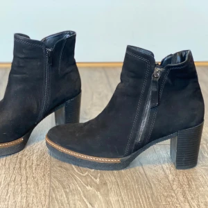 Ankelhöga stövletter - mocka - Gabor - Svarta stövletter / boots i mockaskinn Dragkedja både på insidan och utsidan Märke: Gabor Som nya, knappt använda Storlek 40
