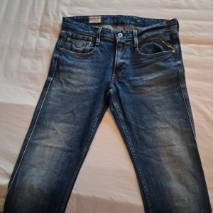 Blå Replay jeans herr - Säljer ett par snygga blå jeans från Replay. De är slim, men inte för thighta. Storlek 32/34. Nästan aldrig använda så det är väldigt bra skick