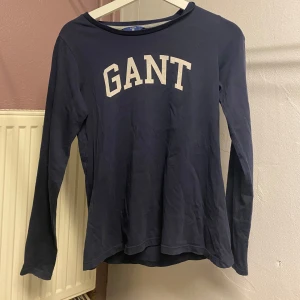 Märkeströja från gant  - Säljer denna tröja i 100% bomull från GANT i storlek Xs. Vänligen notera att det är ett litet hål vid halsen på baksidan av tröjan, syns dock inte när man har den på sig. I övrigt i fint skick. 42kr  Finns att hämta i Göteborg eller kan skickas via valfri applikation.