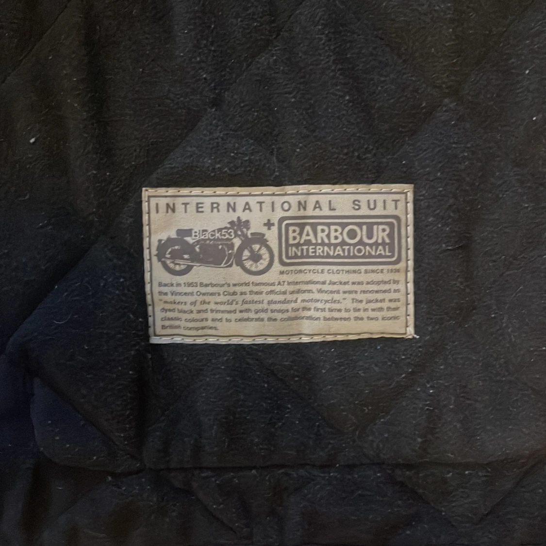 Svart quiltad jacka med huva från Barbour International - 4