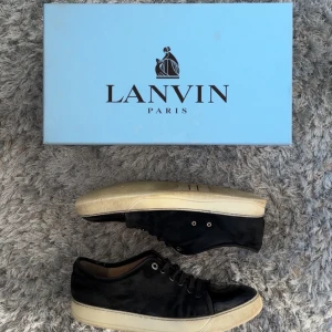 Lanvin UK10 Sneakers Skor - Storlek: UK10 (Passar 44-45) Skick: 6,8/10 Nypris: 4999kr Pris: 1790kr Frakt: (hemlevererat spårbart)📦  Tveka inte att höra av dig vid minsta frågan!