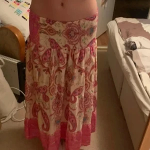 Rosa och vit långkjol💕 - Säljer en superfin kjol från Luluia/Marta! Den har ett jättefint färglagt mönster som passar perfekt till vardags och finare tillfällen, Obs! Om du ser en annan likadan bild på kjolen är det pga av mitt gamla konto som raderades som jag inte kommer åt så kan ej svara där. Finns på mitt vinted konto också om ni vill köpa billigare!