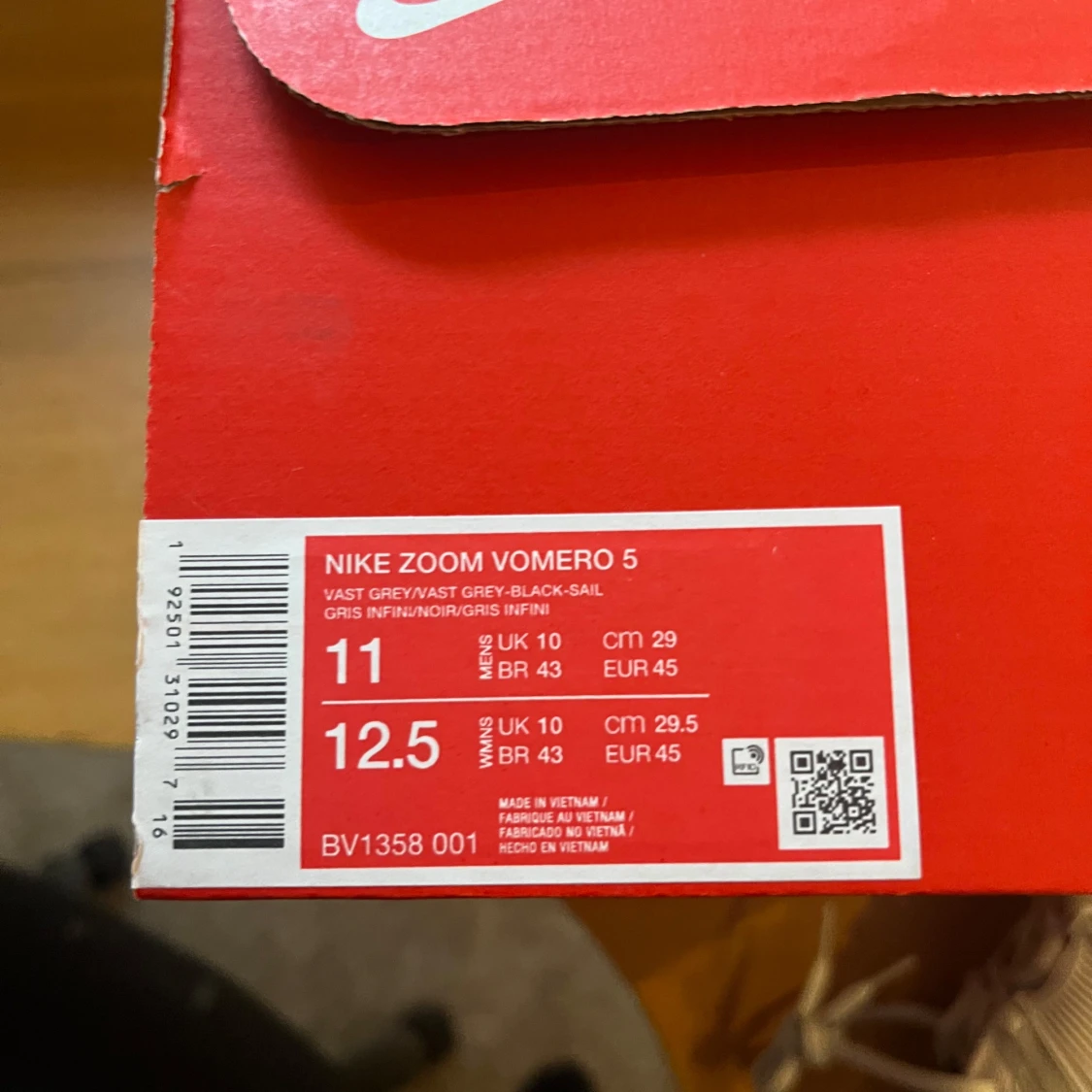 Nike Vomero 5 sneakers i ljusgrått - 4