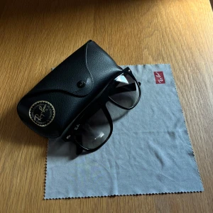 RayBan Boyfriend - Snorfeta Boyfriends, perfekt för en stilig look till sommaren! (Fodralet har en liten skada som man ser på andra bilden)