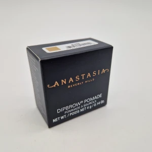 Anastasia Beverly Hills Dipbrow Pomade Blonde - Dipbrow Pomade från Anastasia Beverly Hills i nyansen Blonde. Perfekt för att forma och fylla i ögonbryn med en krämig och vattenfast formula. Kommer i en liten svart förpackning med guldtext. Innehåller 4g.