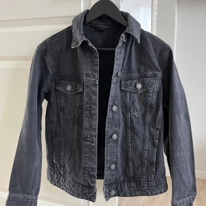 Svart jeansjacka - Säljer min svarta jeansjacka från veromoda🖤Använd fåtal gånger!