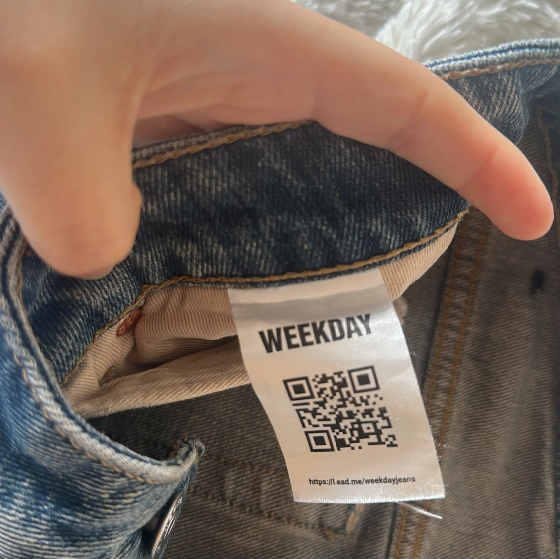 Blå bootcut jeans från Weekday - 2