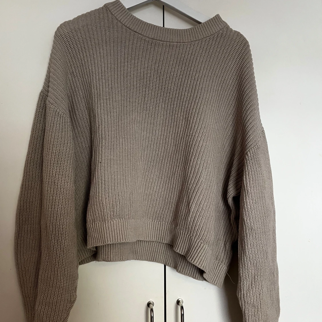 Beige stickad croppad tröja - 1