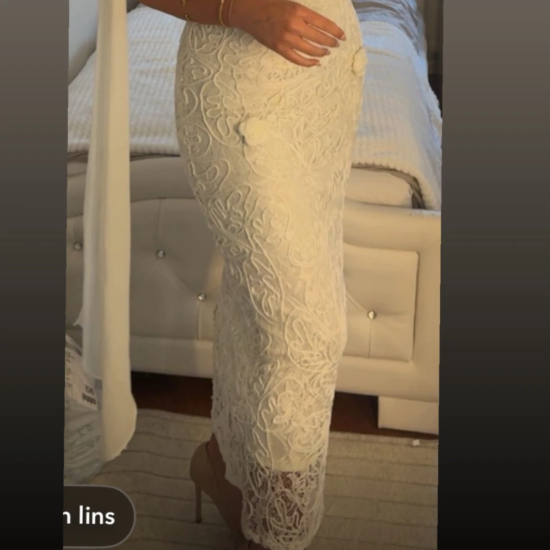 Vit spetsklänning med axelbandslös design (egen design) - 2