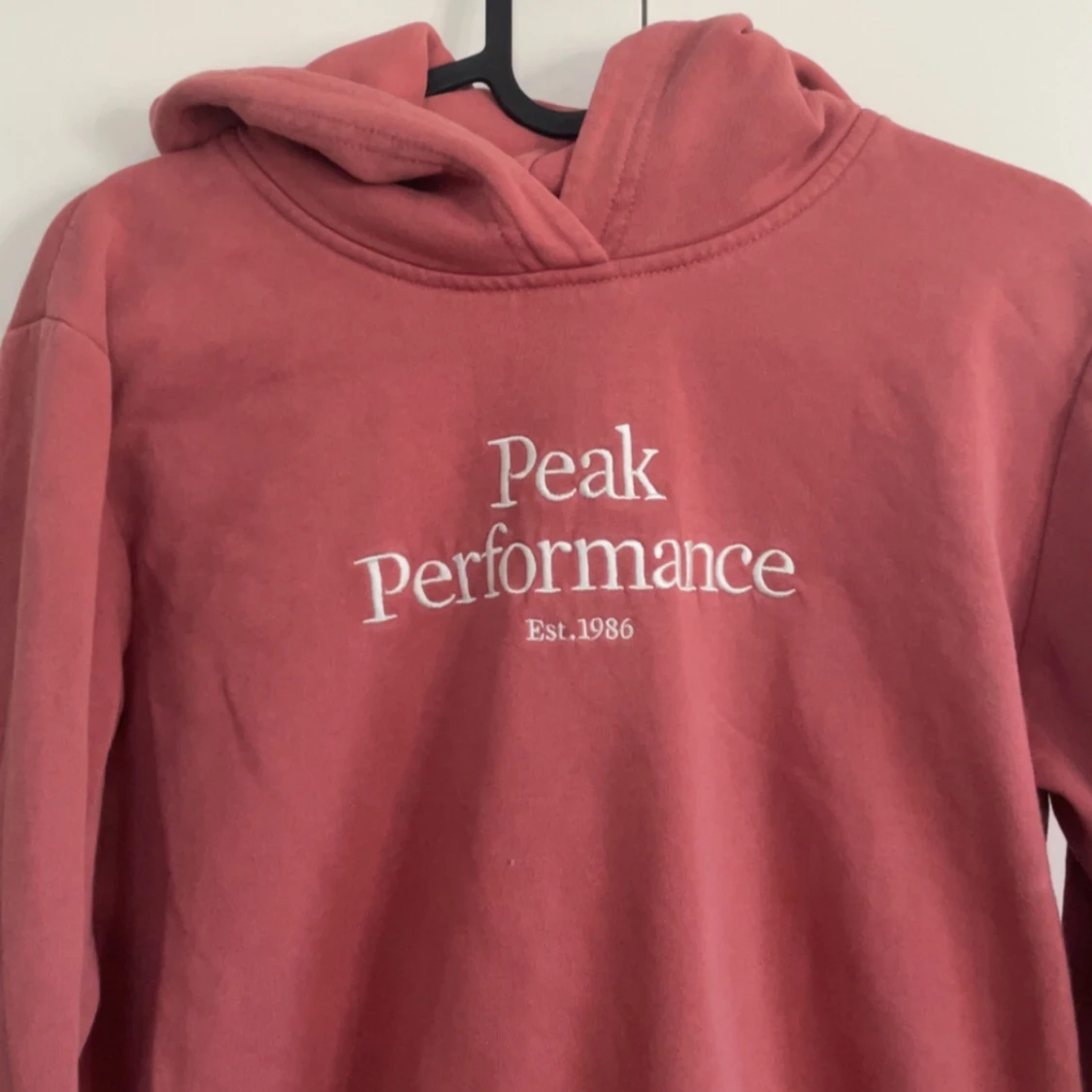 Rosa hoodie från Peak Performance