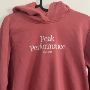 Rosa hoodie från Peak Performance - Rosa hoodie från Peak Performance med broderad vit logga på bröstet🤍 det finns inga skador eller fläckar på tröjan❣️ köpt för ca 600-700 