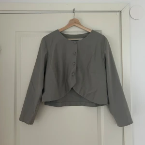 Kort jacka  - Grågrön kort jacka/kofta med knappar. Hemmagjord 