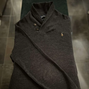 Ralph Lauren Hoodie - Ralph Lauren Hoodie i bra skick med hög kvalitet utan defekter. Passar bra till höst/vinter/vår och är väldigt bekväm och varm med snyggt material som passar perfekt till tillställningar och vardagsbruk. Nypris 1500 kr⚡️ 
