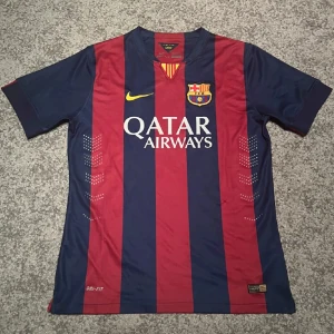 FC Barcelona hemmatröja 2014/15 - Säljer denna Barcelona tröjan från säsongen 2014/15. Den är i storlek M och i nyskick. Hör av dig vid frågor!
