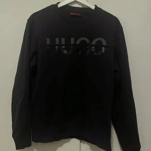 Hugo Boss Sweatshirt  - Svart sweatshirt från Hugo Boss. Kan frakta eller mötas upp centralt i Karlskoga 📦