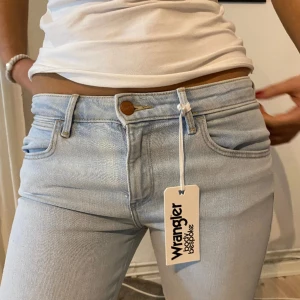 Lågmidjade bootcut jeans - Supersnygga lågmidjade jeans från Wrangler. W26 L32. Köpta för 949 kr på zalando men har aldrig blivit använda, prislapp kvar💗