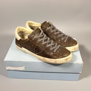 Philippe models -  Philipe model skor storlek 40, passar även 41 då philipe model är större i storlek. Box och kort ingår!! Säljer för väldigt bra pris. Schönast p ghäda som sagt. Kan gå ned i pris tho