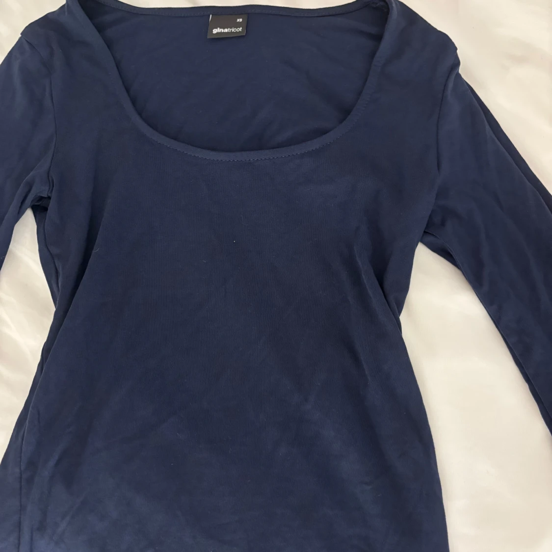 Mörkblå långärmad topp Gina Tricot