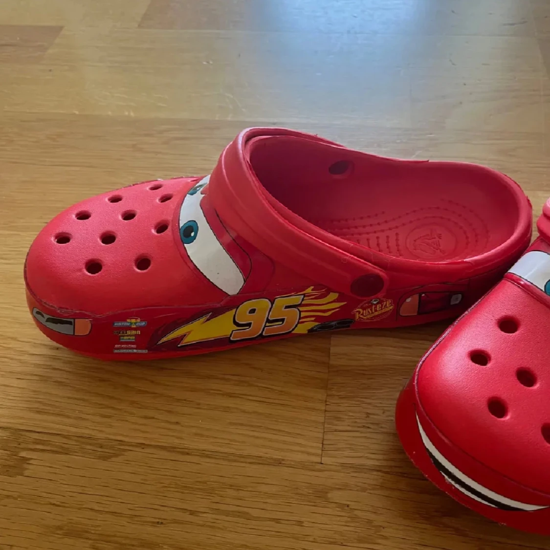 Röda Crocs med Blixten McQueen motiv - 1