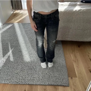 Svarta ltb jeans - Snygga svarta bootcut jeans med slitna detaljer på knäna i stl 30/32. Med femficksdesign och en bekväm passform. Säljer pga att dom inte passar mig😇(Lånade bilder)