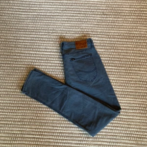 Blåa jeans Lee Luke - Snygga blåa jeans från Lee. Modellen Luke är slim fit. Jeansen är gjorda i mjuk bomullsblandning med lite stretch för extra komfort. Jag säljer nu flera Luke i samma storlek men olika färger. 