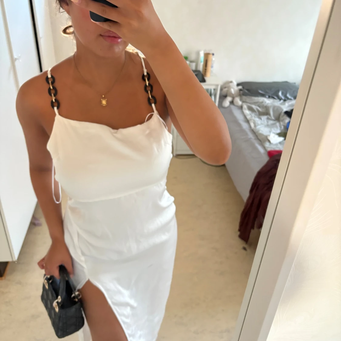 Vit långklänning med kedjeaxelband - 2