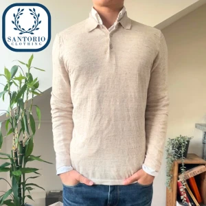 John Henric Pullover  - Säljer en otroligt stilren John Henric pullover i 10/10 skick. Tröjan är gjord i 70% linne och är storlek M. Han på bilden är ca 176 och 72kg. Skriv vid frågor eller funderingar🙌