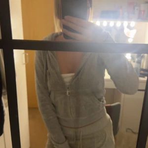 Juicy couture sett - Grått juicy couture sett i storlek M/S. Andvänt fåtal gånger och är i hyfsat bra skick. 